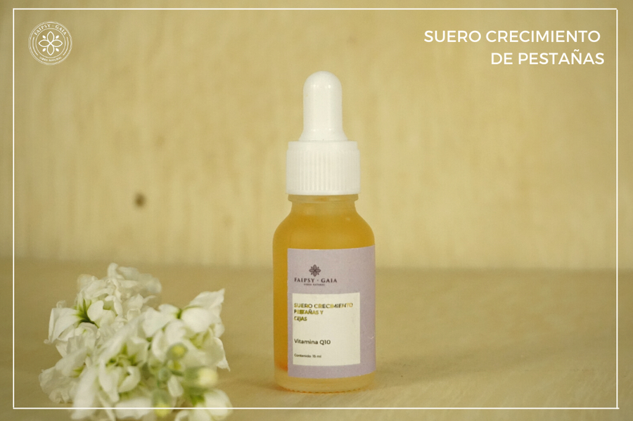 Suero natural para crecimiento de pestañas, fortificante y nutritivo. Ideal para alargar, fortalecer y engrosar las pestañas. Fórmula libre de químicos, a base de aceites esenciales y extractos naturales.