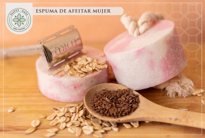 Espuma de afeitar para mujer con textura suave, fácil de aplicar, hidrata y protege la piel durante el afeitado.