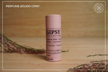 Perfume Gipsy: Una combinación audaz de notas claras y oscuras. Almendra, café y jazmín. Fragancia compleja y evocadora. 20 GR. Innovador y elegante.