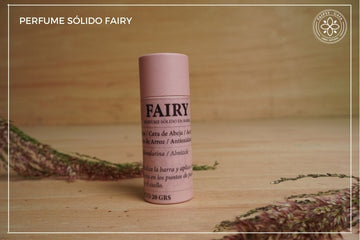 El perfume sólido Fairy con ingredientes naturales de mandarina y dulce mirabel, almizcle suave y cremoso, FAIRY es un aroma fresco y suntuoso. La fragancia tiene el toque fresco y afrutado.