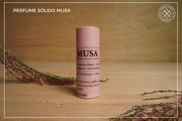 Perfume Musa para mujer. Floral-frutal con notas de manzana verde, toronja e iris. Perfecto para mujeres jóvenes y dinámicas. 20 gr. Juvenil y alegre.