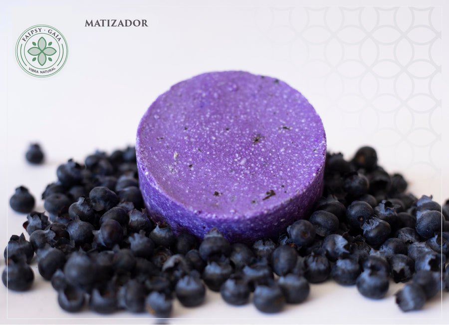 Shampoo sólido matizador. Neutraliza tonos amarillos en cabello rubio y gris. Ideal para canas. Vegano, sin sulfatos y certificado por COFEPRIS.