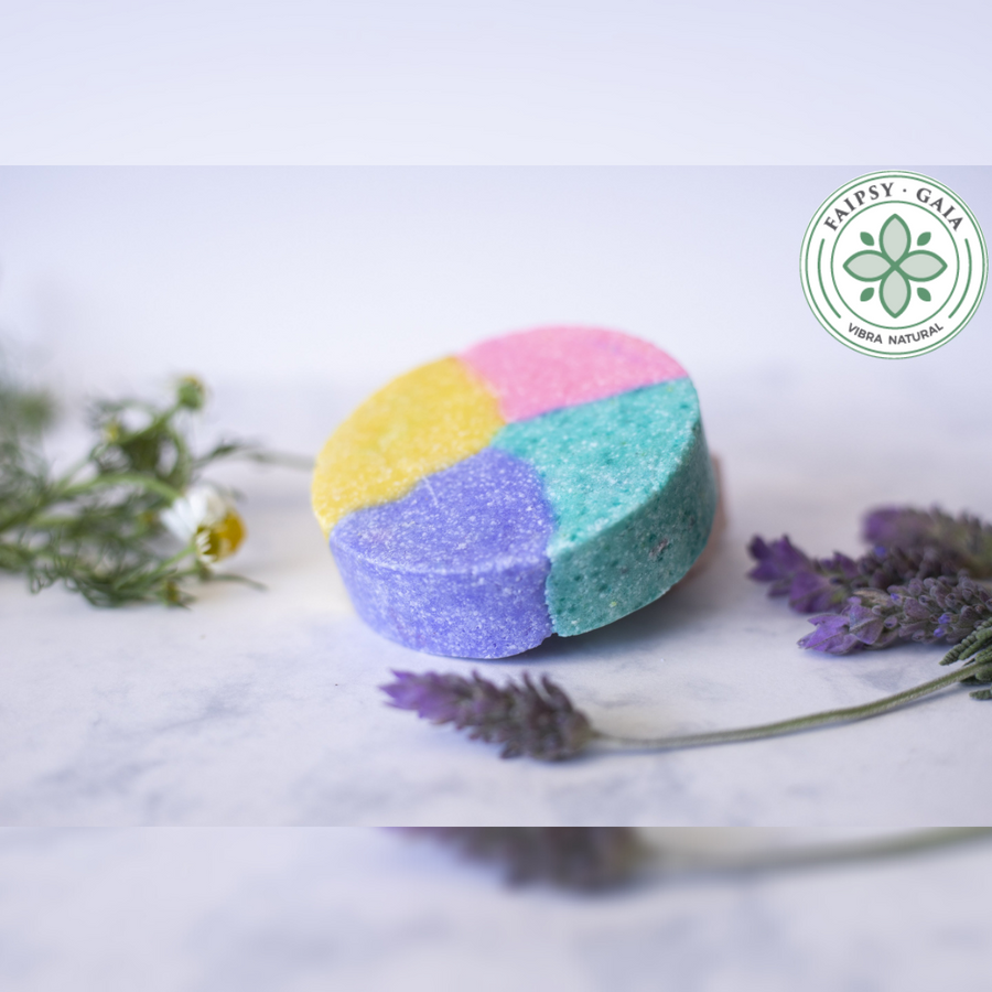 Shampoo sólido para niños de colores que desenreda, suaviza y protege contra piojos con aceites esenciales naturales. Certificado, vegano y libre de crueldad animal.