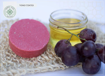 Shampoo sólido natural de vino tinto. Hidrata, nutre y repara el cabello oscuro. Antioxidante, vegano y certificado por COFEPRIS. Sin parabenos ni residuos 100% natural