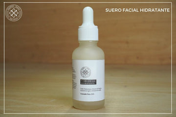 El suero facial hidratante ayuda a hidratar nuestra piel en profundidad. El ácido hialurónico actúa como una esponja, capaz de retener grandes cantidades de agua en la piel, aporta volumen, reduce arrugas y disimular las líneas de expresión.